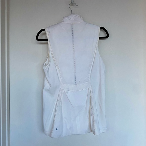 Lululemon women’s white vest , size 4. Zipper pockets. In great condition - Picture 3 of 4